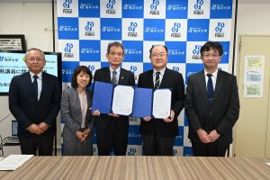 覚書締結後、関係者による記念撮影