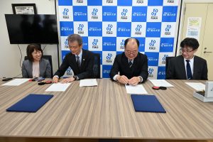 覚書に押印する川嶋会長（中央左）と月原研究科長（中央右）