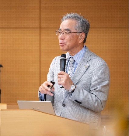 講演を行う山本氏