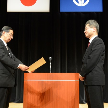 西川知事から表彰状を受ける葛原教授