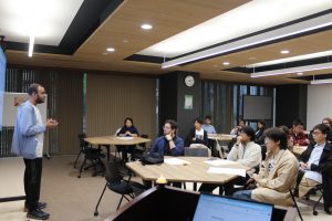 ディーワーリーについて説明する工学研究科博士前期課程２年アガーワル・アジャイさん Mr. AGARWAL AJAY introducing Diwali