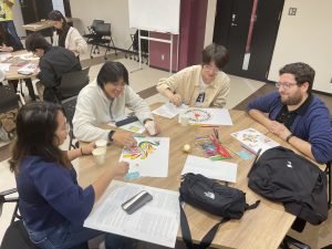 ランゴーリーを体験する参加者 Participants decorating Rangoli patterns