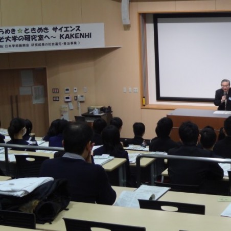 科研費の説明を行う（独）日本学術振興会 安田年博研究員