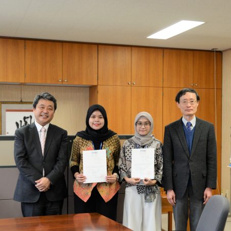 学生修学支援奨学金決定通知の授与式の様子