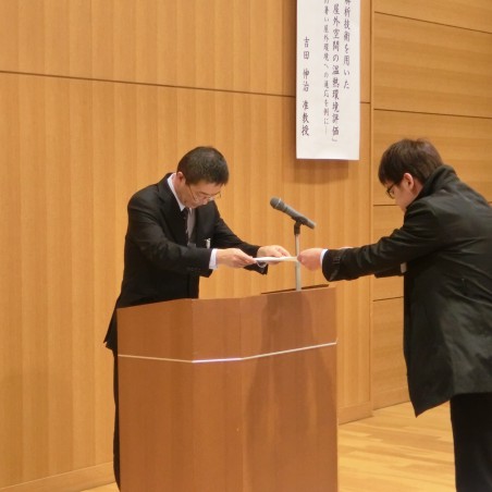 修了証書授与の様子