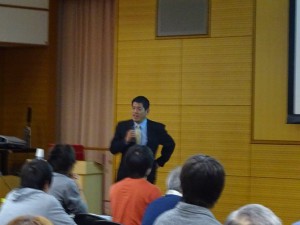 講演する堂下氏
