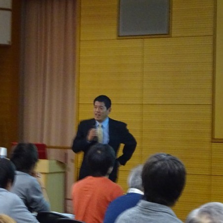 講演する堂下氏