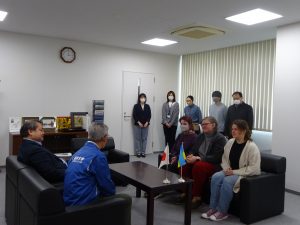 泉部門長、安田仲宏教授との懇談の様子
