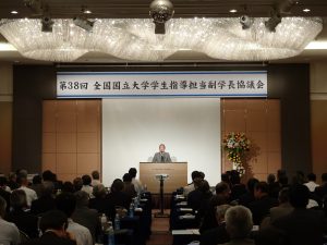 挨拶をする眞弓学長