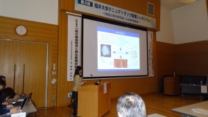 ｴｽｶﾆｮ ﾒｱﾘ ｸﾚｱ ｽｨｿﾝ助教による研究成果発表の様子