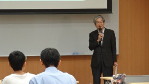 あいさつする上田 孝典生命科学複合研究教育センター長