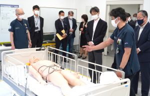 本学福井メディカルシミュレーションセンターを視察する一行