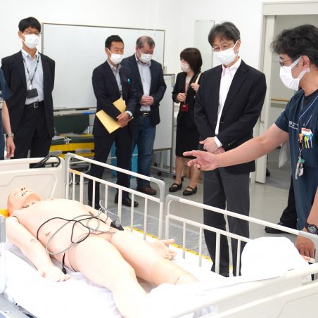 本学福井メディカルシミュレーションセンターを視察する一行