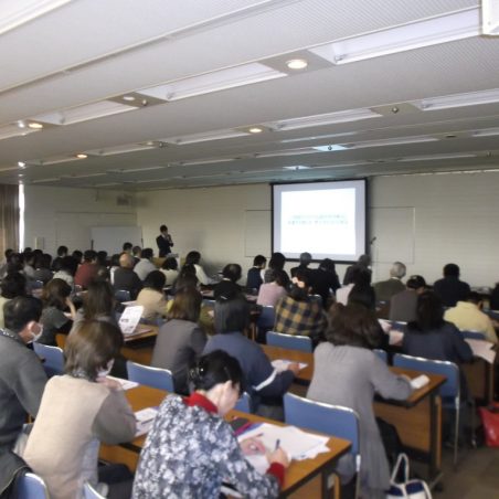 石飛室長の講演を聴講する様子