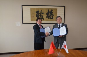 ブィ・ヴァン・ガー副大臣と眞弓学長