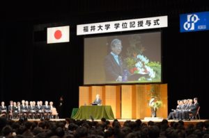 式辞を述べる眞弓光文学長