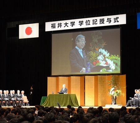 式辞を述べる眞弓光文学長