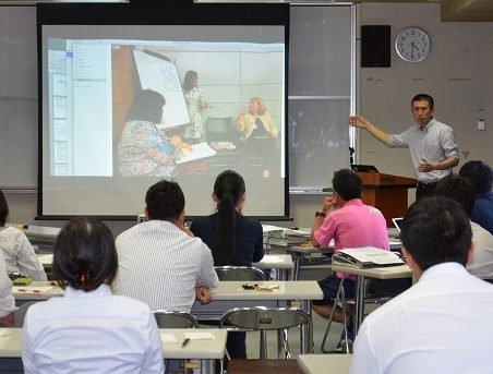 国際会議で発表する様子を紹介する木下教諭