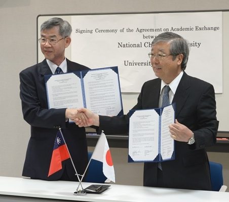 協定書をもって握手する国立曁南国際大学の江副学長（左）と本学の眞弓学長（右）