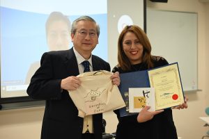 本学安田年博副学長（左）と研修員