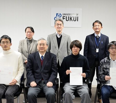 大学生協奨学金決定通知の授与式の様子