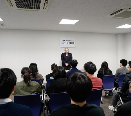 学生修学支援奨学金決定通知の授与式の様子