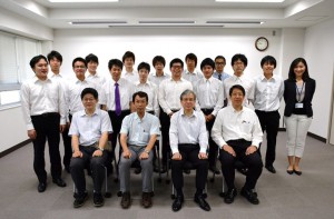 工学研究科長と担当教職員および修了生による集合写真