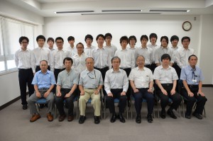 工学研究科長と担当教員および修了生による集合写真