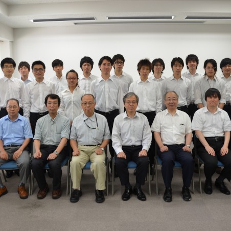 工学研究科長と担当教員および修了生による集合写真