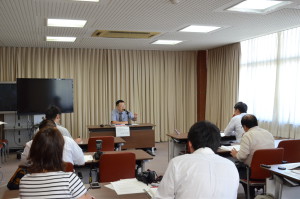 記者へ説明する馬場名誉教授