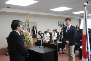 看護キャリアアップ部門長を前に宣誓を行う研修生代表の関口浩至さん