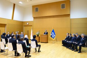 式辞を述べる学長