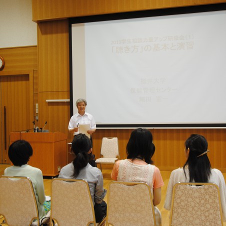 細田憲一准教授から説明を聞く