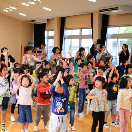 ダンスをする園児