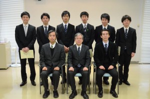小野田工学研究科長（中央）と修了者、関係教員の記念撮影