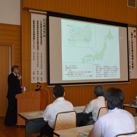講演に聞き入る参加者