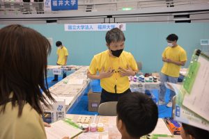 工程の説明をする守田准教授