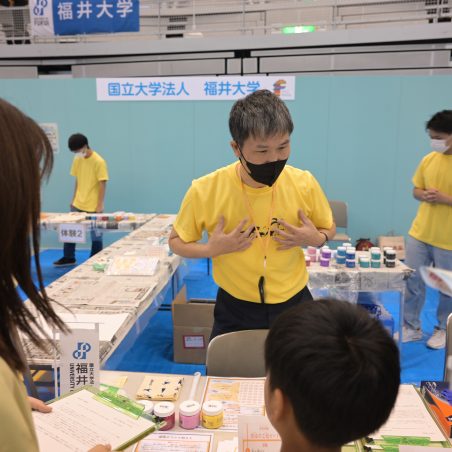 工程の説明をする守田准教授