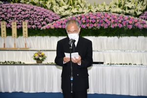御礼の言葉を述べる飯野教授