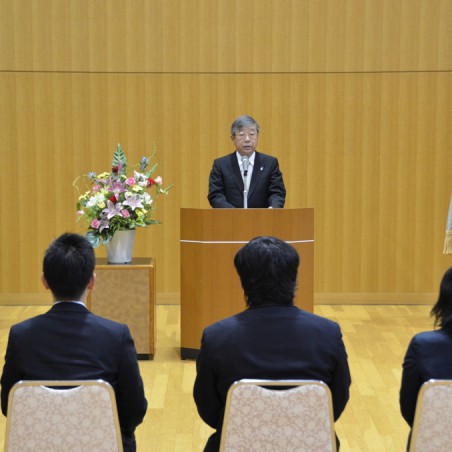 式辞を述べる眞弓光文学長