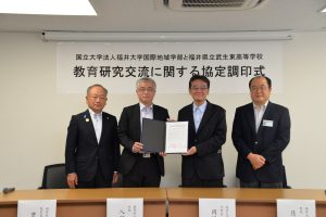 写真左から豊北教育長、入羽校長、岡﨑学部長、月原敏博国際地域学部教授