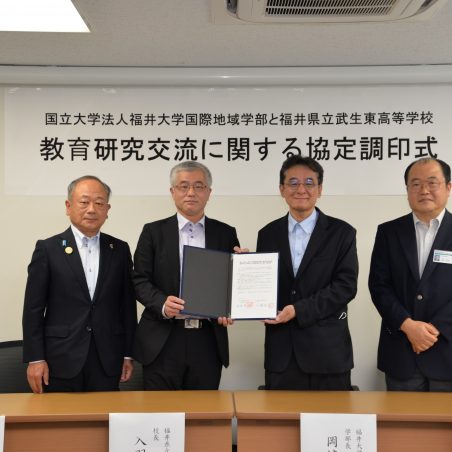 写真左から豊北教育長、入羽校長、岡﨑学部長、月原敏博国際地域学部教授