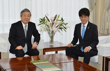 眞弓光文学長（左）と義家弘介文部科学副大臣（右）