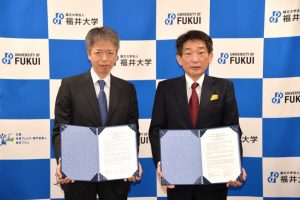 本学の協定書署名完了時　藤枝医学部長（右）と長谷川教授