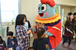 美浜町のゆるキャラ「へしこちゃん」と遊ぶ子供たち