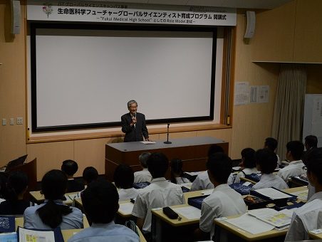 開講式で挨拶する上田校長
