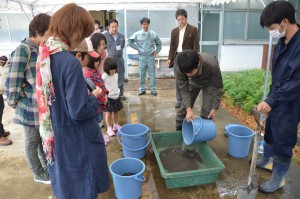 コンクリートの作り方を実演する本学学生