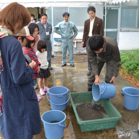コンクリートの作り方を実演する本学学生