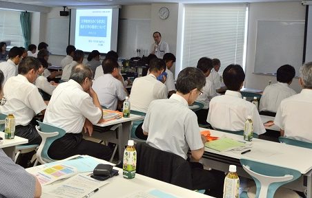 中田副学長が大学概要を説明する