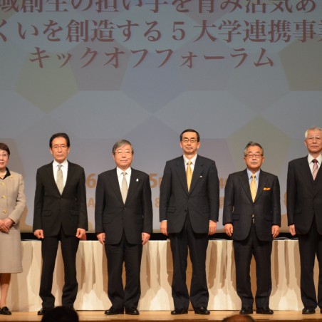調印終えた福井県知事と5大学学長 （左から）交野敦賀市立看護大長、森島福井工業大学長、 眞弓福井大学長、西川福井県知事、下谷福井県立大学長、禿仁愛大学長